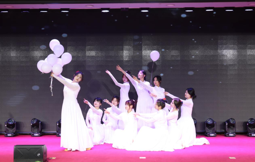 逐光而行 载誉启程｜长春电子科技学院召开2025年学生先进集体、优秀个人表彰大会