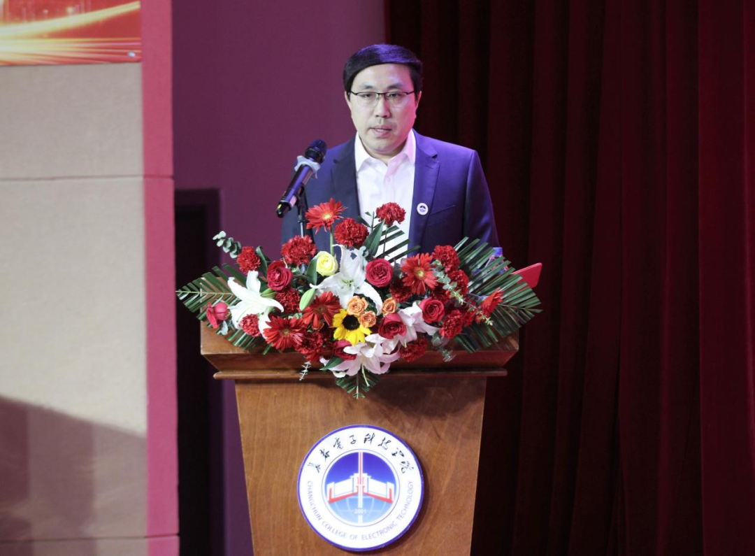 逐光而行 载誉启程｜长春电子科技学院召开2025年学生先进集体、优秀个人表彰大会