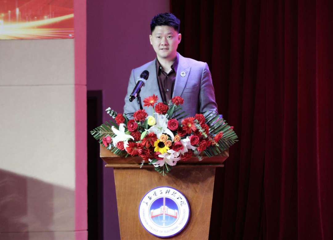 逐光而行 载誉启程｜长春电子科技学院召开2025年学生先进集体、优秀个人表彰大会