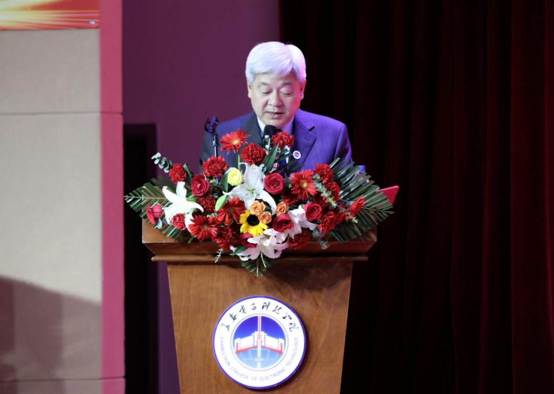 逐光而行 载誉启程｜长春电子科技学院召开2025年学生先进集体、优秀个人表彰大会