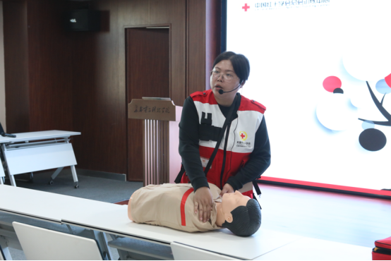 工惠校园｜提升应急救护能力·筑牢校园生命防线——长春电子科技学院开展心肺复苏（CPR+AED）专题培训