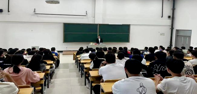 热辣滚烫新学期 龙行龘龘赴新程┃我校组织开展2024年春季学期“开学第一课”