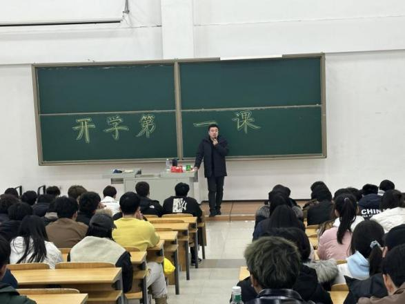 热辣滚烫新学期 龙行龘龘赴新程┃我校组织开展2024年春季学期“开学第一课”