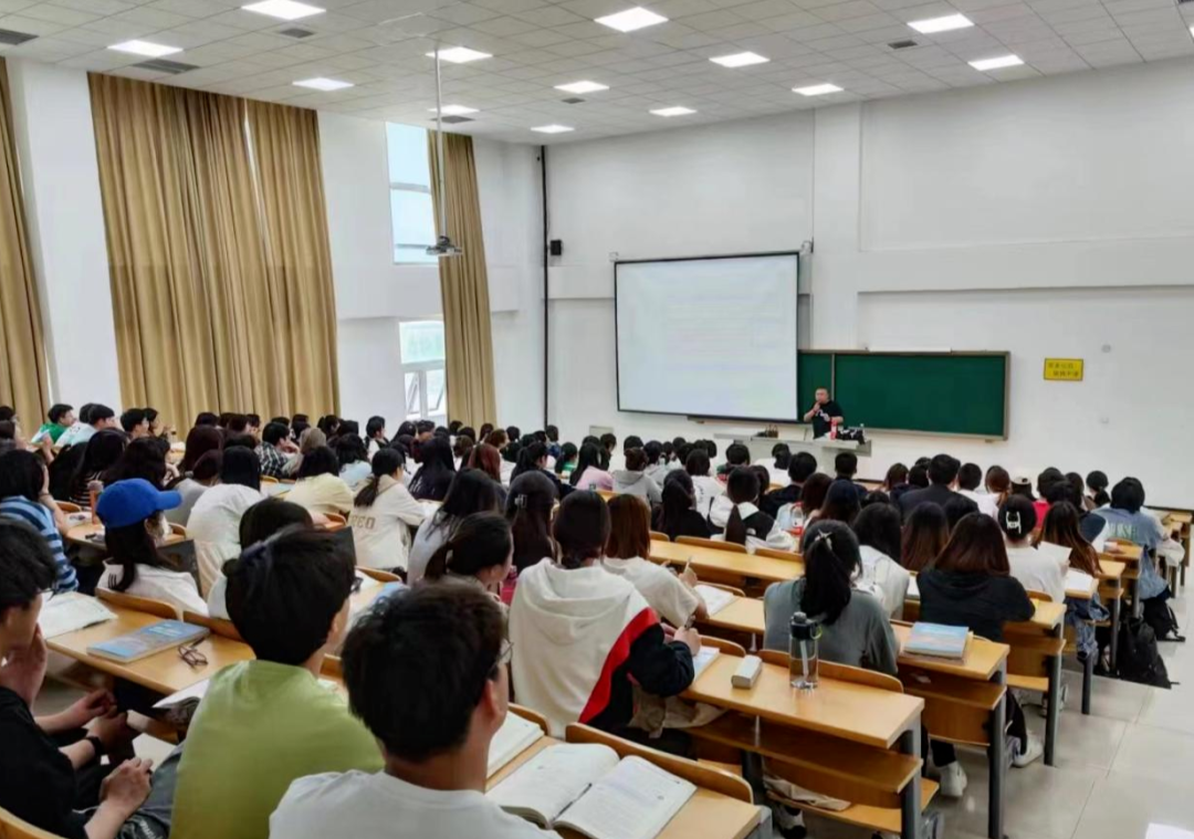 热辣滚烫新学期 龙行龘龘赴新程┃我校组织开展2024年春季学期“开学第一课”