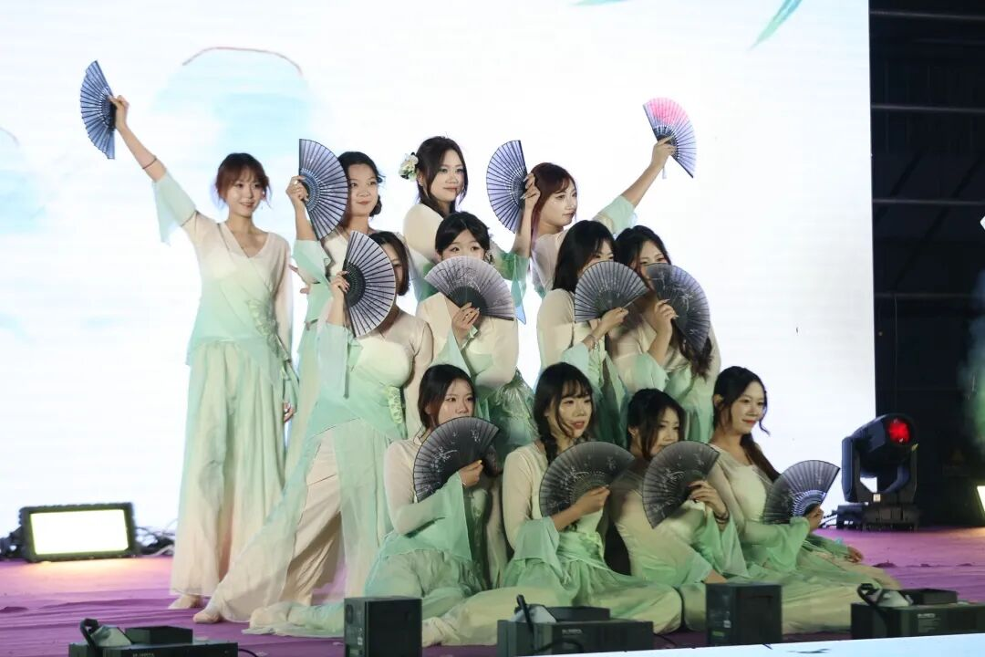 青春盛会燃动夏夜,长电2026届毕业狂欢夜温情落幕 青春盛会燃动夏夜,长电2026届毕业狂欢夜温情落幕