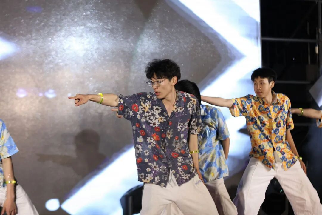 青春盛会燃动夏夜,长电2026届毕业狂欢夜温情落幕 青春盛会燃动夏夜,长电2026届毕业狂欢夜温情落幕