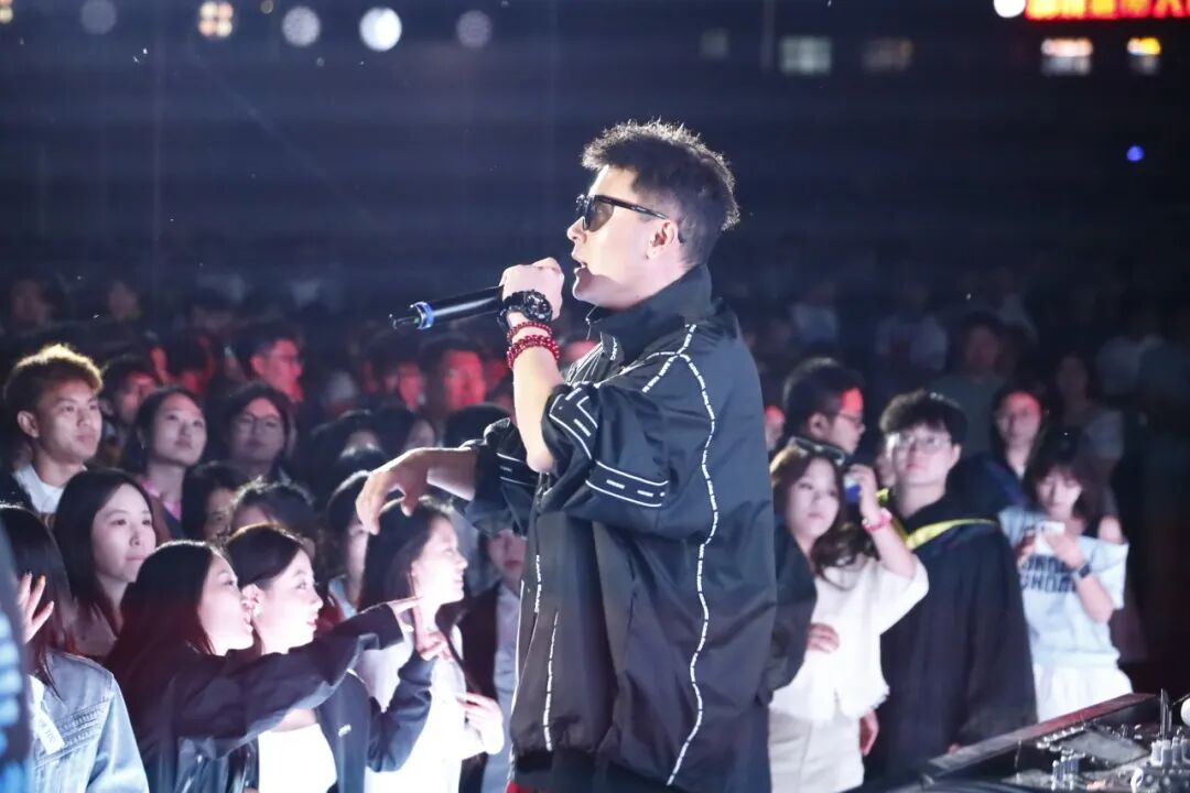 青春盛会燃动夏夜，长电2026届毕业狂欢夜温情落幕